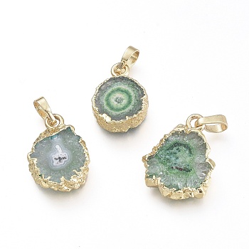 Electroplated Natural Agate Pendants, with Brass Findings, Dyed, Flat Round, Green, Golden, 17~23.5x13~18x5~6mm, Hole: 6x3mm