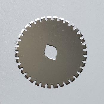 SKS7 Circular Blades, Crochet Edge Skip Blades, Perforated Rotary Blades, for Quilting, Scrapbooking Paper, Perforating Fleece Fabric, Thin Leather, Stainless Steel Color, 4.5x0.04cm, Inner Diameter: 0.8cm
